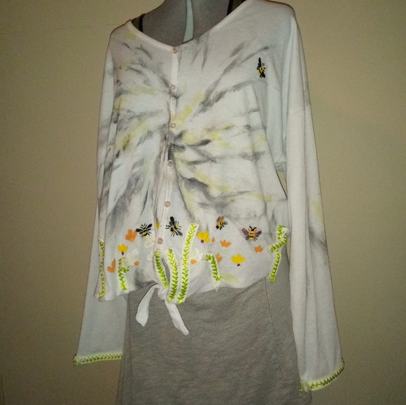Plus Size Tie Dye Thermal, Plus Size Applique Bee Tie Dye Thermal Tie Blouse - Picture 2 of 16